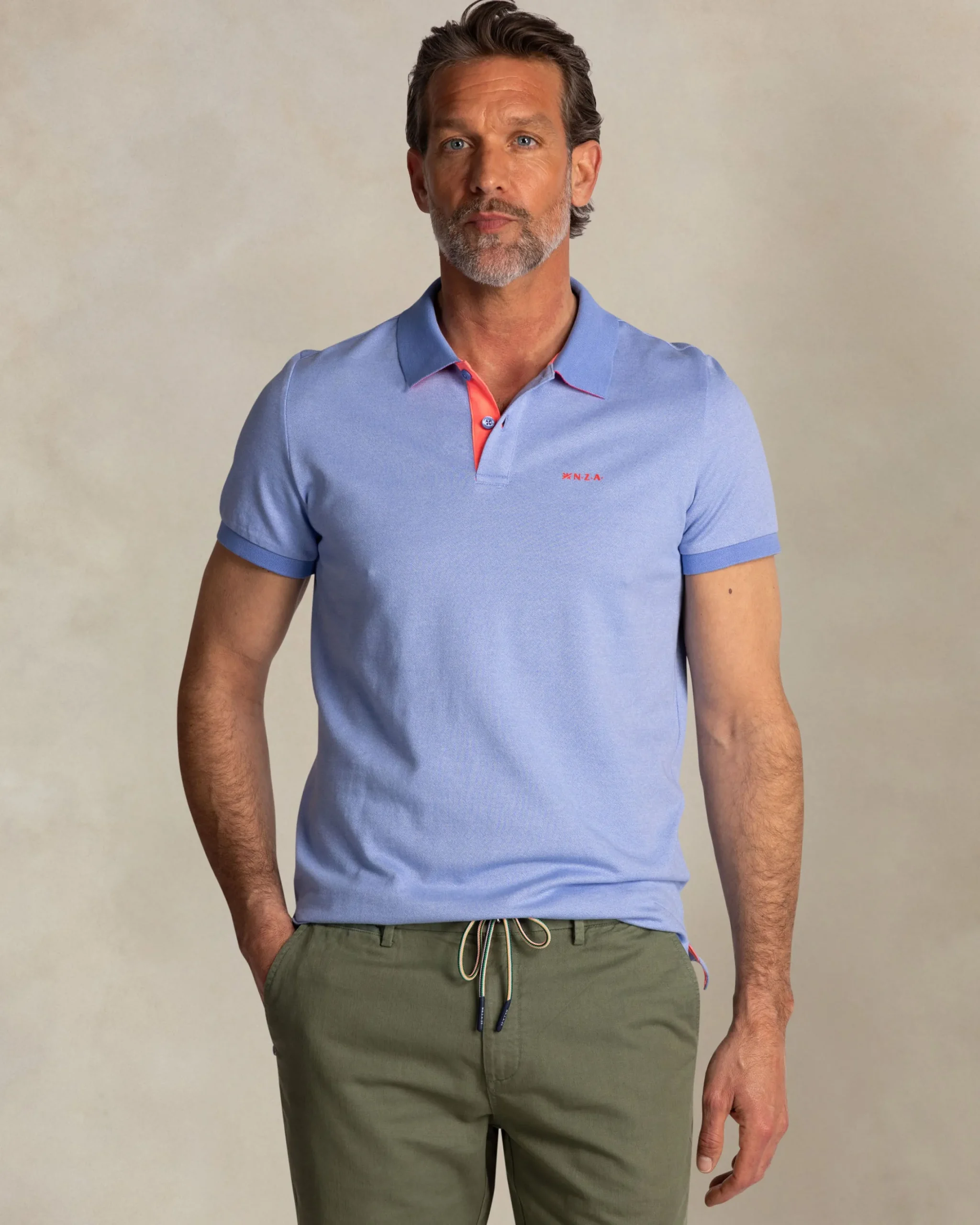 NZA New Zealand Auckland Effen lichtblauwe polo met oranje details