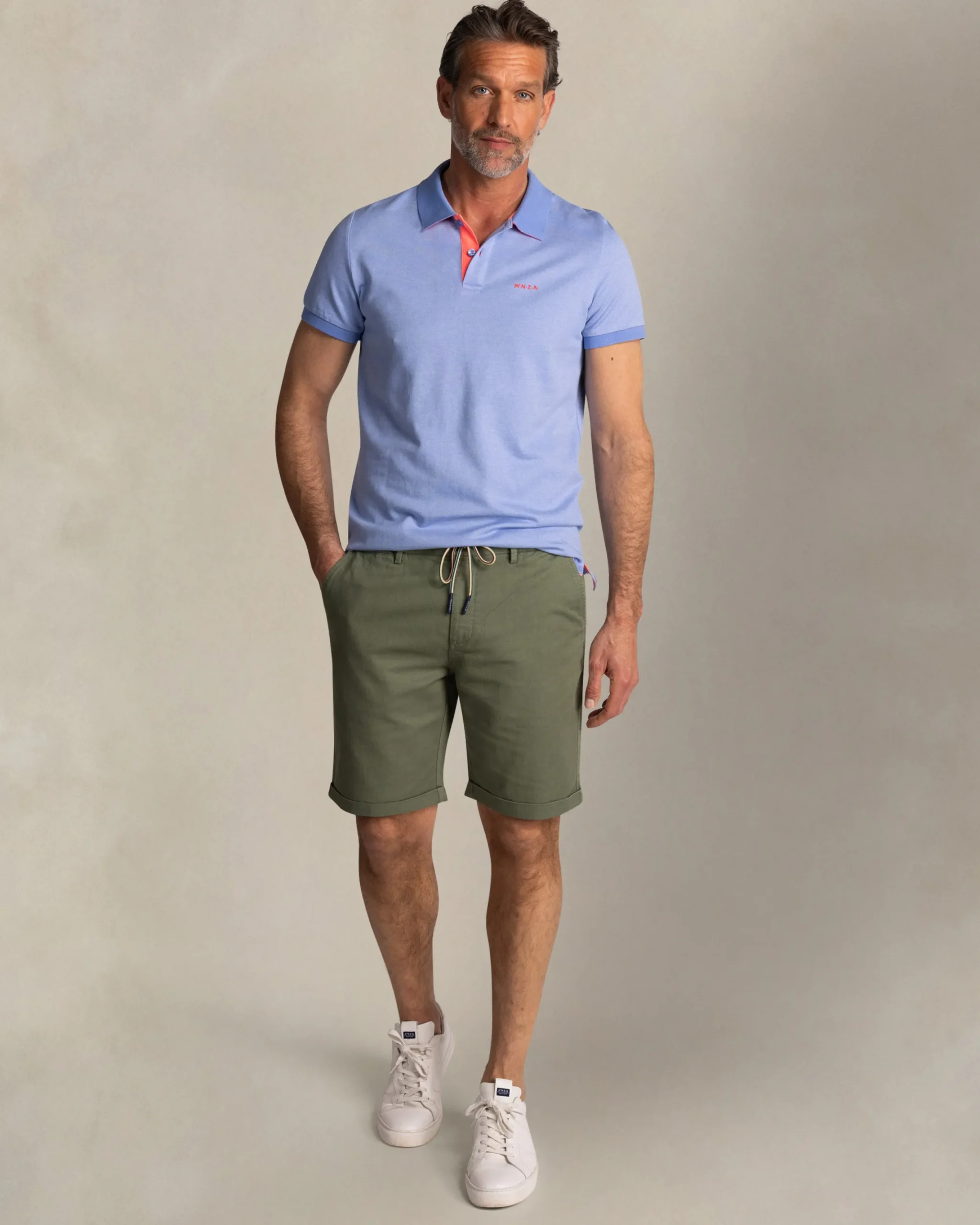 NZA New Zealand Auckland Effen lichtblauwe polo met oranje details