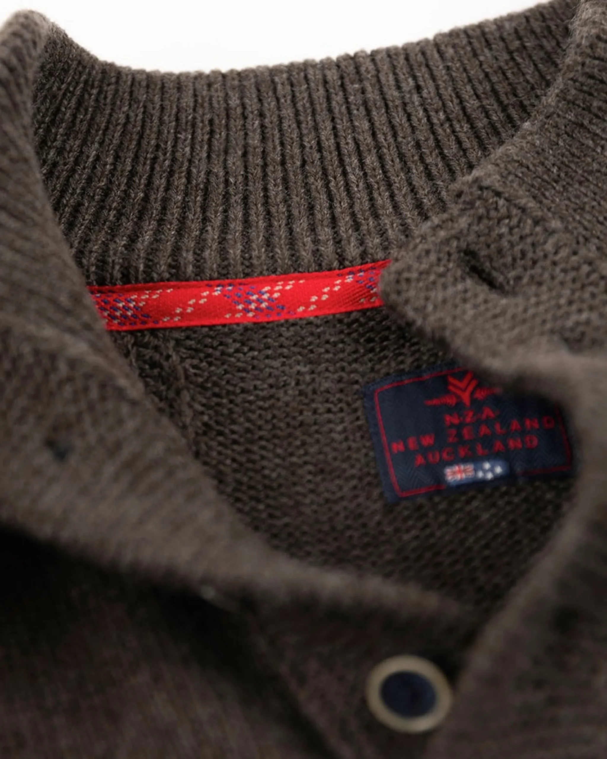 NZA New Zealand Auckland Gebreide trui met halve knoopssluiting -