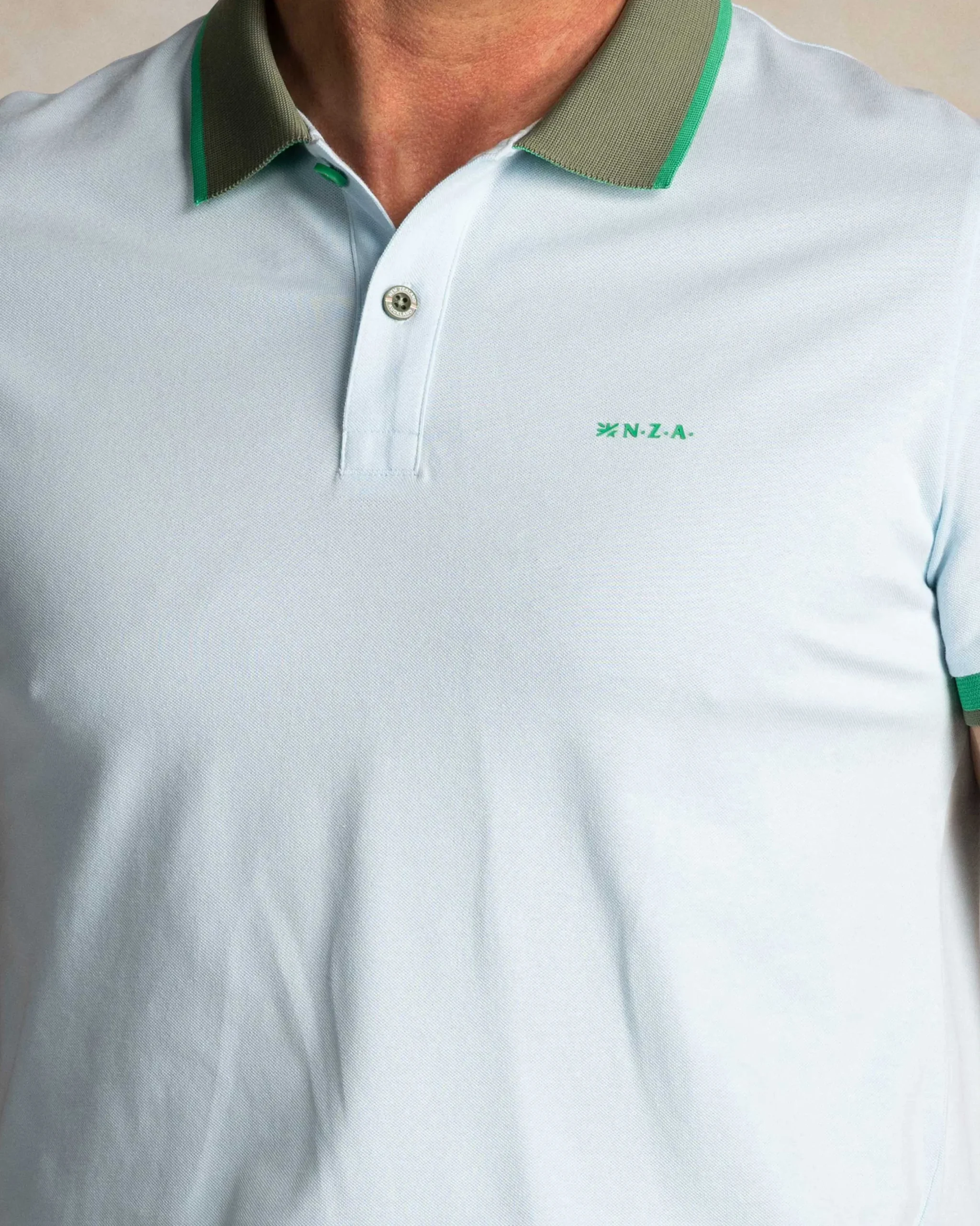 NZA New Zealand Auckland Lichtblauwe katoenen polo met groene kraag