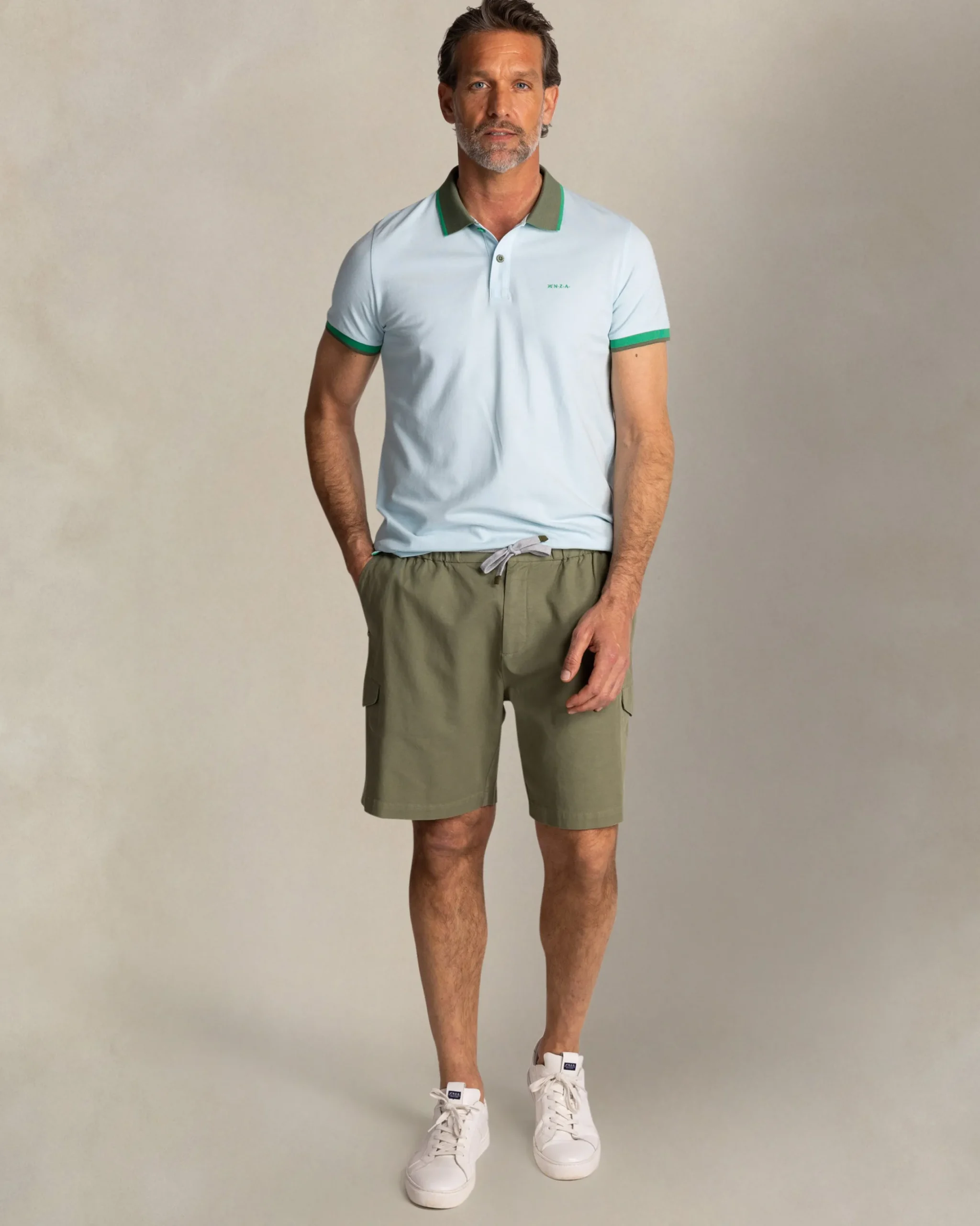 NZA New Zealand Auckland Lichtblauwe katoenen polo met groene kraag